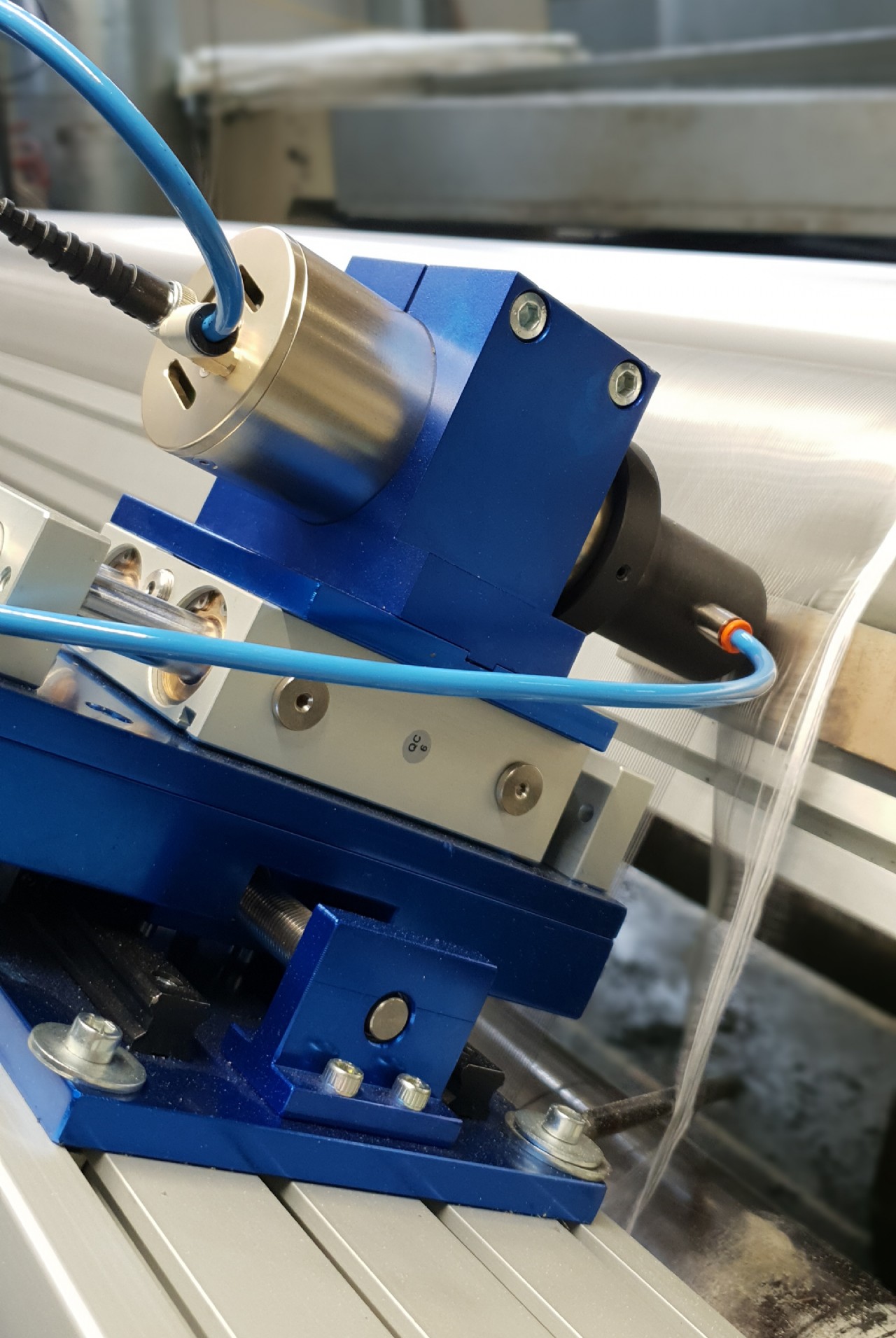 Structure for ultrasonic fabric cutting