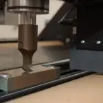 Sonotrode e contraste, corte ultra-sónico